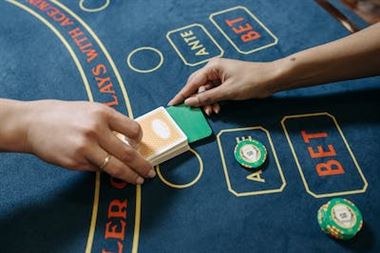 Etykieta przy Stole Pokerowym: Jak Z Szacunkiem Wątpić w Decyzje Krupiera?