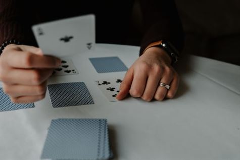 Odkrywanie świata pokera Hold’em z krótkimi taliami