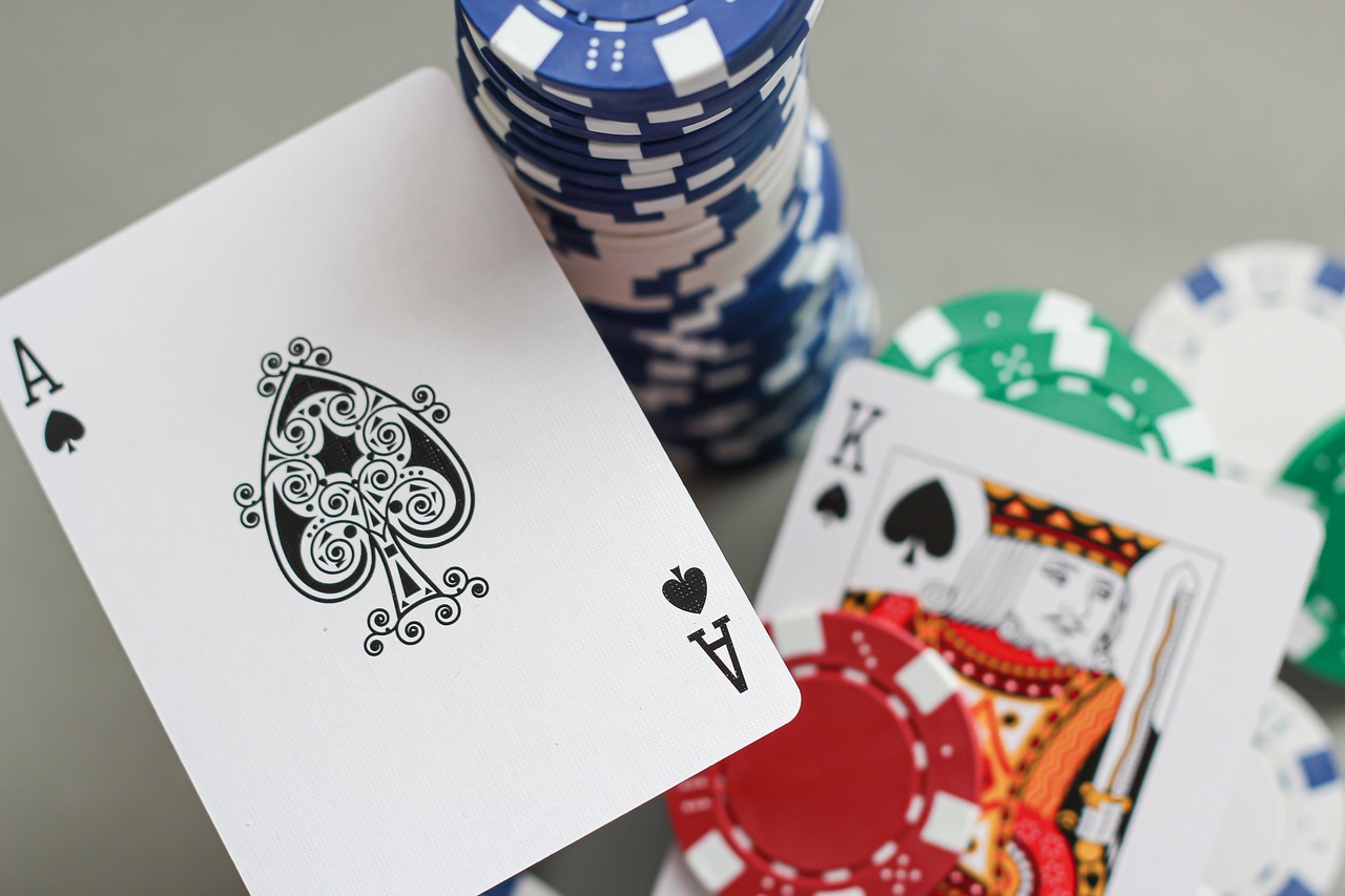 Psychologia blefu: Opanowanie gier umysłowych przy stole pokerowym