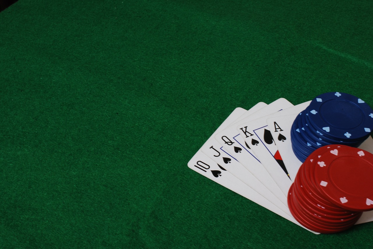 Umysł ponad kartami: Wykorzystanie uprzedzeń poznawczych w pokerze