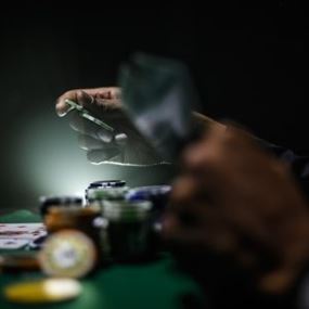 Strażnicy fair play: kluczowa rola regulatorów pokera