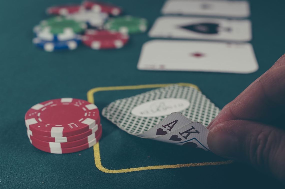 Szanując grę: Poruszanie się po pokerowej etykiecie podczas podważania decyzji krupiera