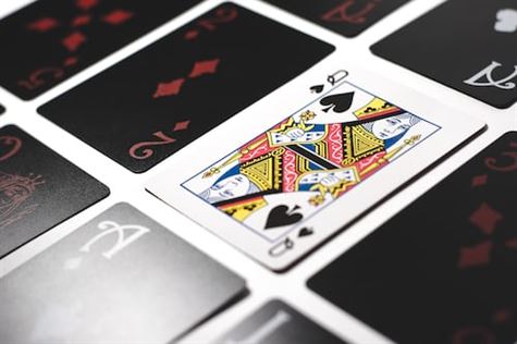 Rankingi rąk w pokerze: Od wysokiej karty do koloru królewskiego
