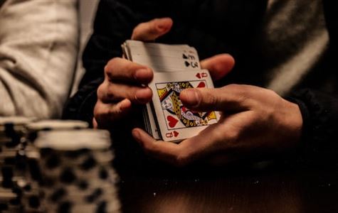 Pierwsze Kroki w Pokerze: Opanuj Podstawowe Zasady Gry!