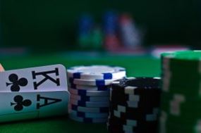 Moc Pozytywnego Myślenia w Grze Pokerowej: Twoje Karty, Twoja Mentalność