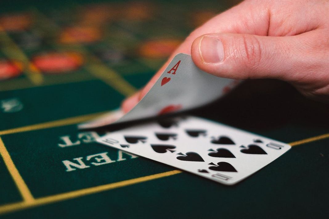 Zarządzanie Presją przy Stołach High Stakes: Zimna Krew w Pokerze