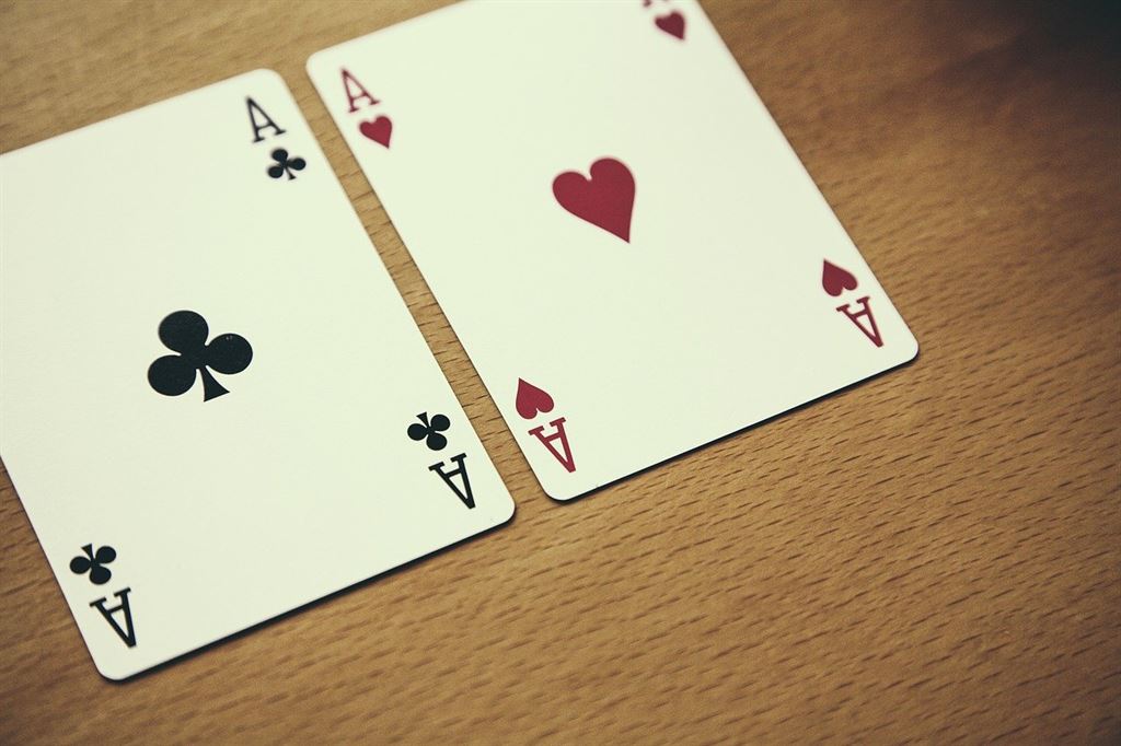 Poker dla Nowicjuszy: Zasady, Terminologia i Pierwsze Ruchy!