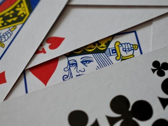 Niezwykłe Warianty Pokera: Przewodnik po Mniej Znanym Świecie Pokerowych Gry!